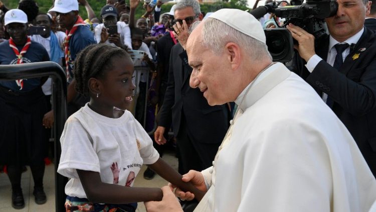 Il Papa mentre saluta una bambina