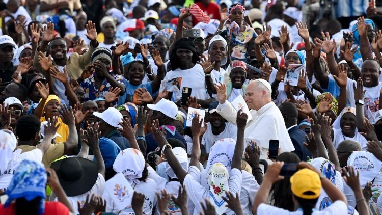 Leone XIV gira in golf-kart tra i trentamila fedeli riuniti nella spianata del santuario di Mamã Muxima, nel nord dell'Angola