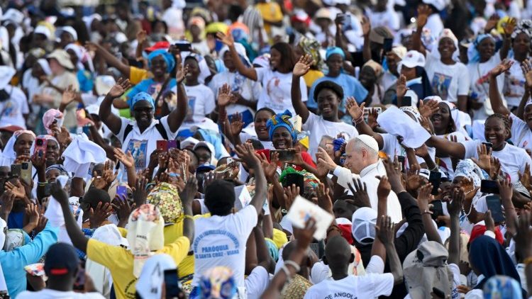 Pellegrini in festa salutano il Papa