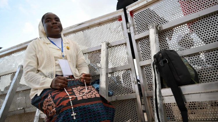 Una suora in preghiera con il Papa