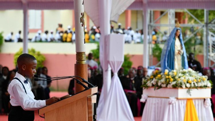 Un ragazzo mentre guida l'Ave Maria