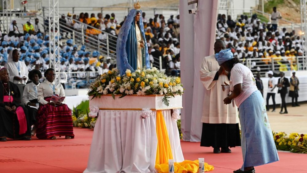 Rugăciunea rozariului cu Leon al XIV-lea la sanctuarul marian ”Mamã Muxima” din Angola în 19 aprilie 2026