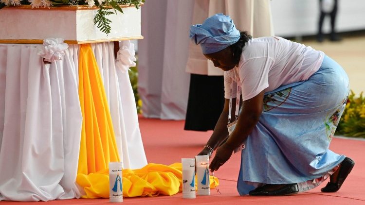 Una donna in ginocchio davanti alla Madre del cuore