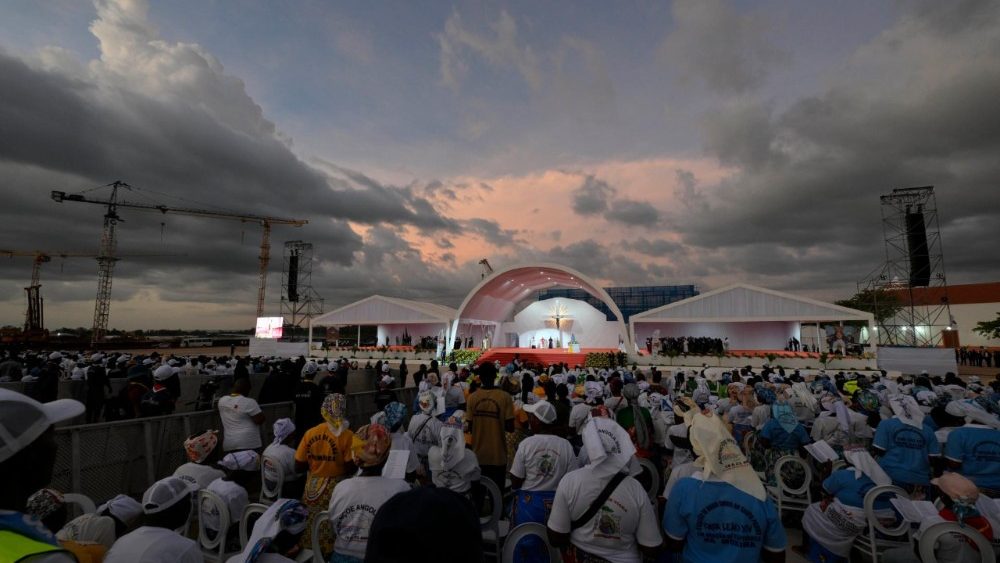 Le Pape et 30 000 fidèles ont récité le chapelet ce dimanche 19 avril au sanctuaire de Mamã Muxima en Angola.