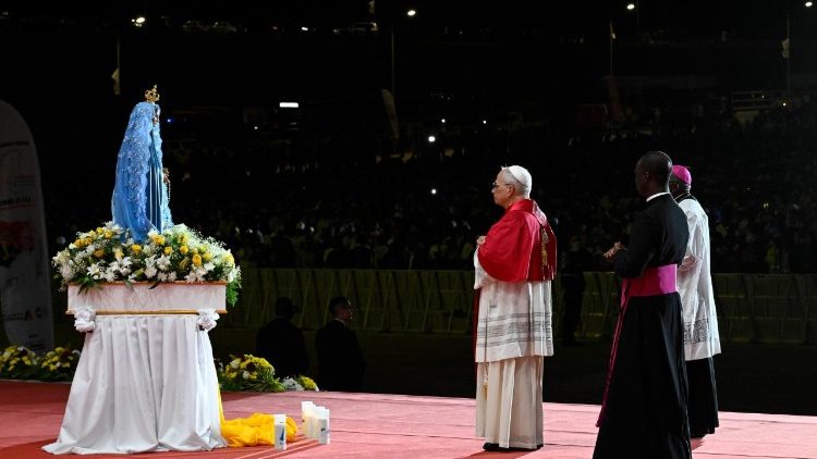El Papa ante la Virgen