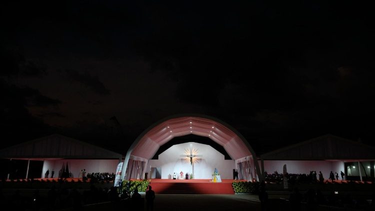 Il palco papale durante il crepuscolo