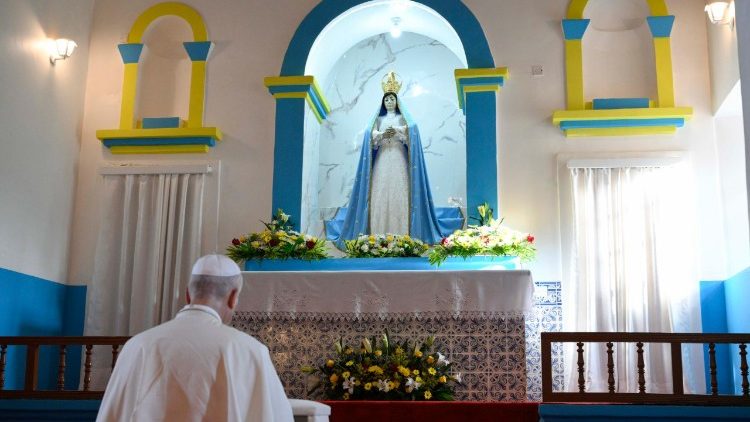 Il Papa in preghiera davanti a Mam&atilde; Muxima, la Madre del Cuore