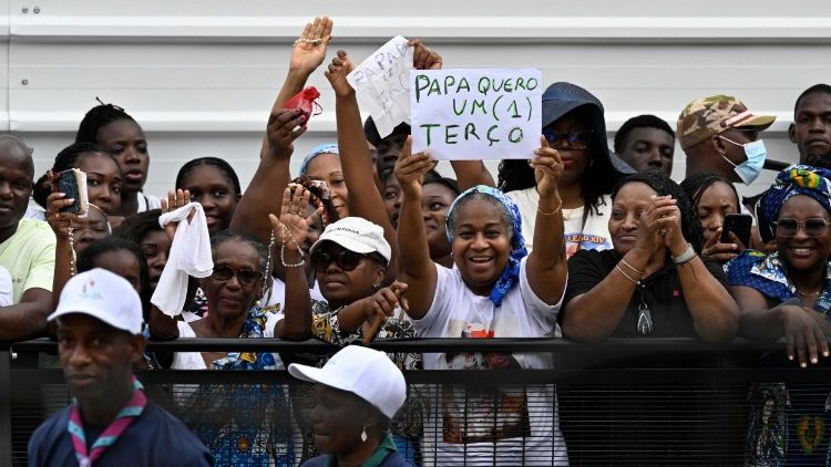 Fedeli a Luanda attendono il passaggio di Papa Leone