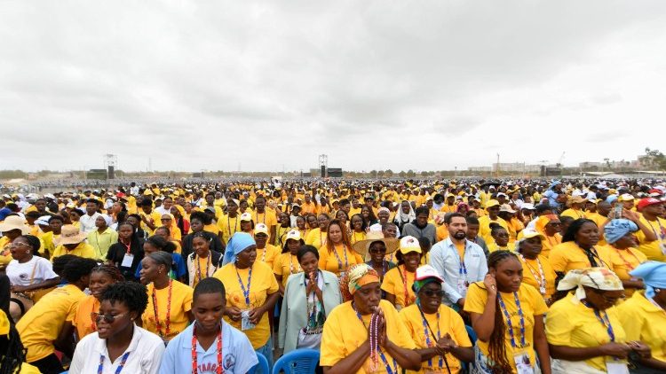 Les fid&egrave;les r&eacute;unis sur l'esplanade de Kilamba
