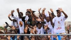 Angolans waiting for the Pope in Kilamba