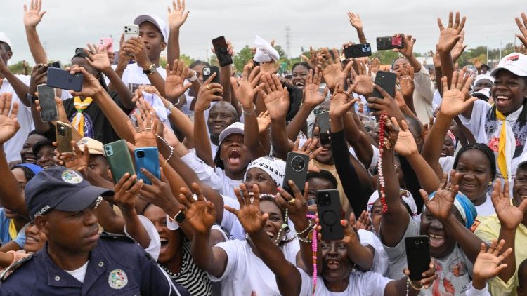 La multitud festaja la llegada del Papa Le&oacute;n XIV