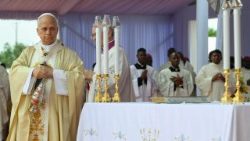 Le Pape célébrant la messe à Kilamba, ce dimanche matin, dans la banlieue de Luanda. 