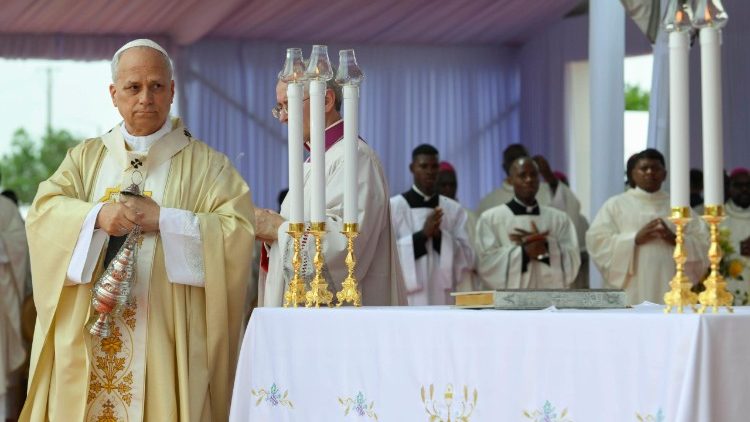 Le Pape célébrant la messe à Kilamba, ce dimanche matin, dans la banlieue de Luanda. 