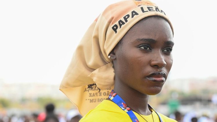 Une fid&egrave;le angolaise durant la messe &agrave; Kilamba