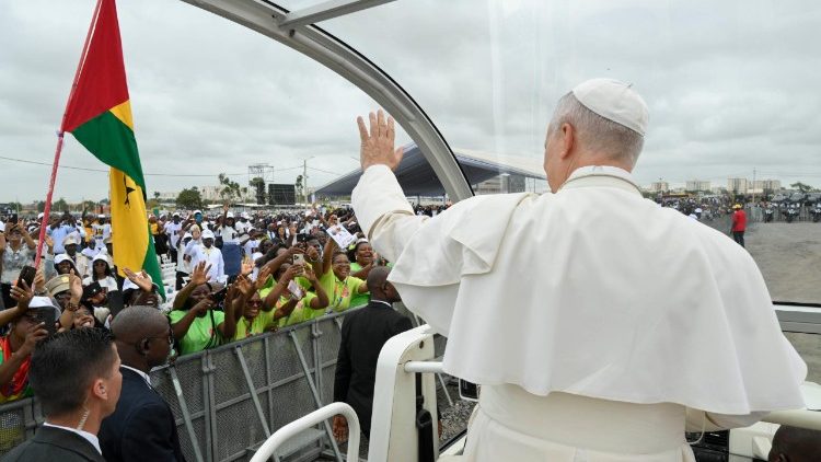 O Papa sa&uacute;da os fi&eacute;is no sector onde est&aacute; a delega&ccedil;&atilde;o de S&atilde;o Tom&eacute; e Pr&iacute;ncipe