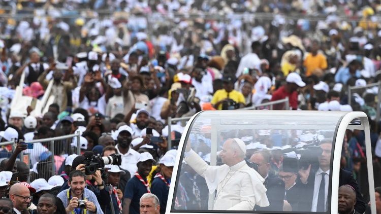 ಏಪ್ರಿಲ್ 19 ರಂದು ಕಿಲಾಂಬಾದಲ್ಲಿ ಪವಿತ್ರ ಬಲಿಪೂಜೆಗೆಂದು ನೆರೆದಿದ್ದ ವಿಶ್ವಾಸಿಗಳನ್ನು ಅಭಿನಂದಿಸಿದ ಪೂಜ್ಯ ಜಗದ್ಗುರು ಹದಿನಾಲ್ಕನೇ ಲಿಯೋ