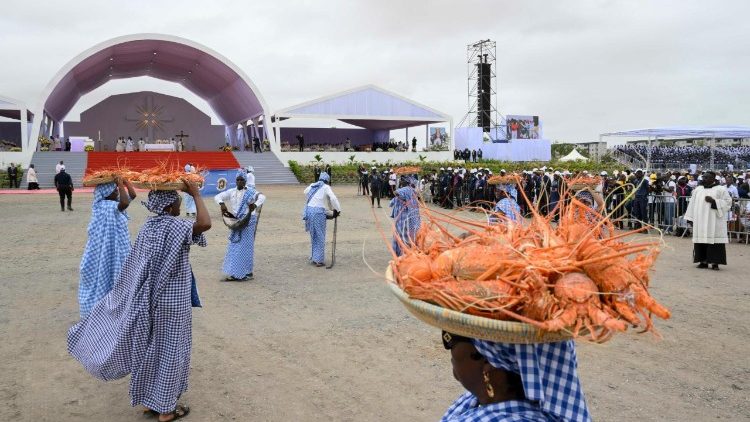 Bessanganas levam o peixe em oferta ao altar