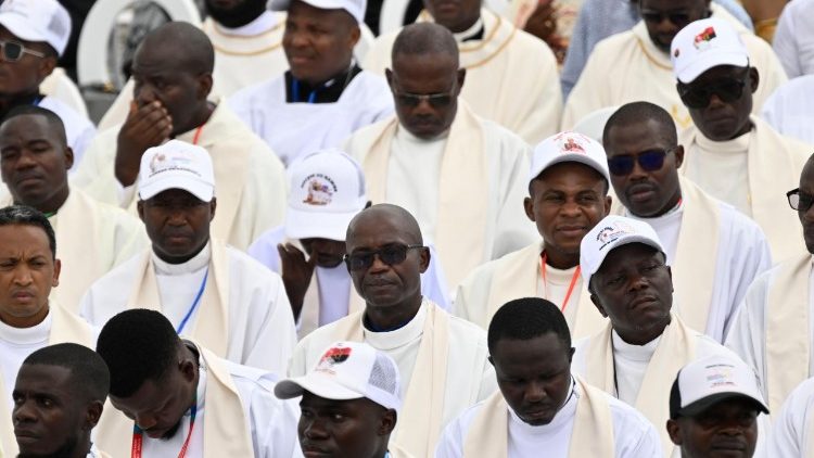 Padres na celera&ccedil;&atilde;o eucar&iacute;stica, no Kilamba