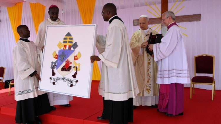 Il dono dell’arcivescovo di Saurimo al Pontefice. 