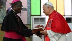 Dom José Manuel Imbamba oferece ao Papa, em nome da CEAST,  um livro sobre as igrejas antigas de Angola 