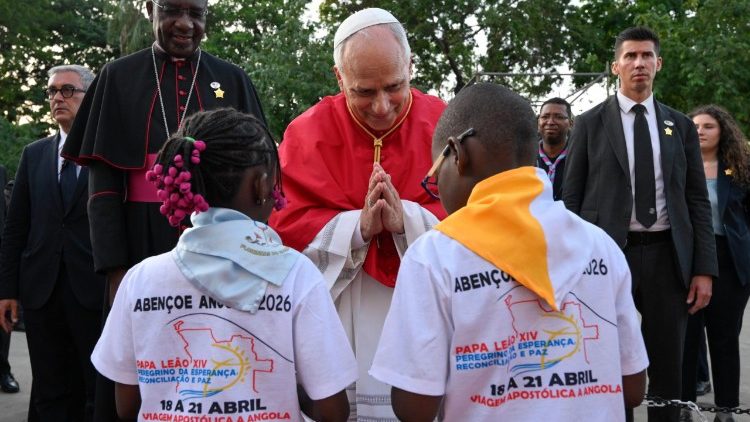 L'accoglienza del Papa da parte di due bambini