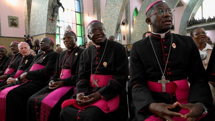Maaskofu wa Angola wakimsikiliza Papa Leo XIV