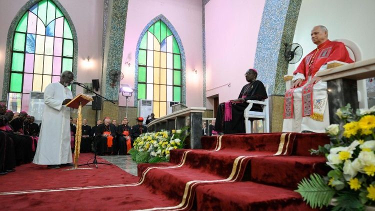 Il Papa ascolta la testimonianza di padre Jo&atilde;o Abel