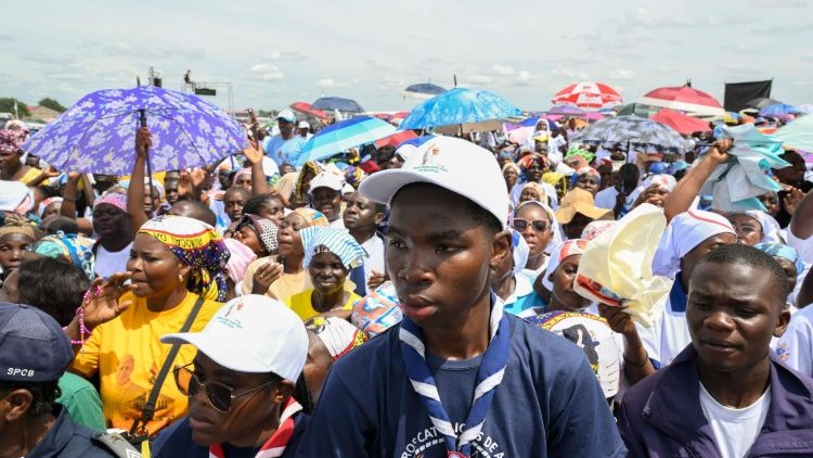 I fedeli alla Messa del Papa a Saurimo