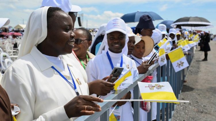 Th&aacute;nh lễ tại Quảng trường Saurimo