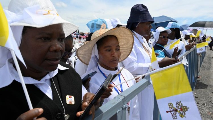 Fiéis na missa em Saurimo
