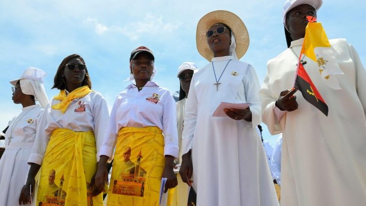 Fiéis na missa em Saurimo