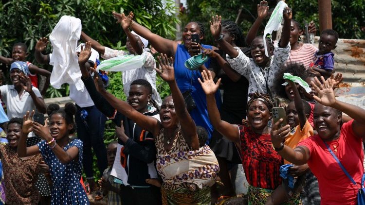I saluti al Papa per le strade di Saurimo