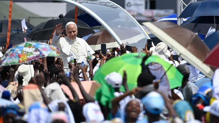 Papa Leão chegando de papamóvel ao local da missa em Saurimo