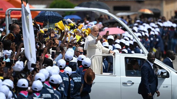 Ch&agrave;o đ&oacute;n Đức Th&aacute;nh Cha tại Quảng trường Saurimo