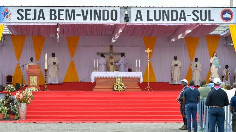 Đức Th&aacute;nh Cha cử h&agrave;nh Th&aacute;nh lễ tại Quảng trường Saurimo