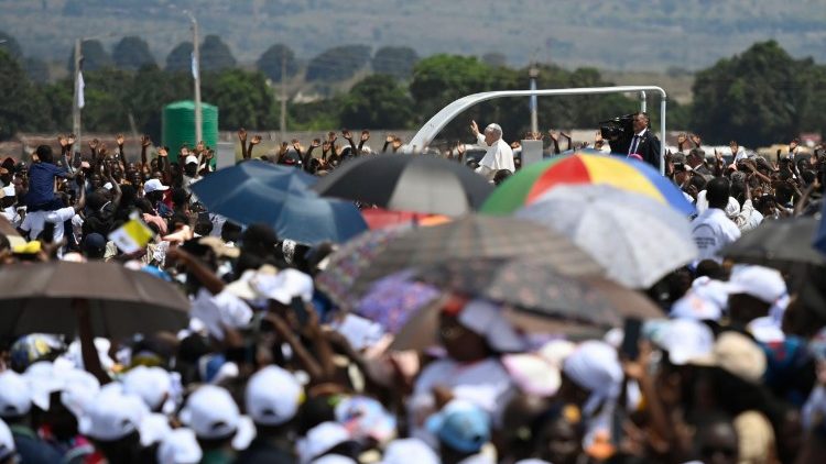 Le&atilde;o XIV chegando de papam&oacute;vel ao local da missa