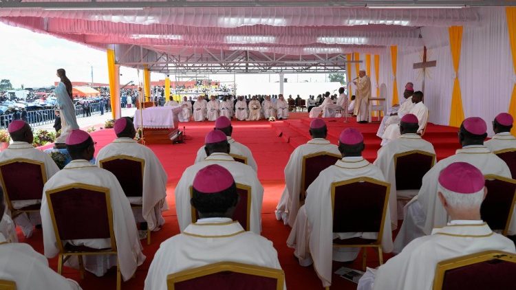 Kristo Yesu anawalisha na kuwanywesha waja wake