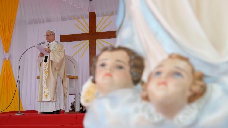 Đức Th&aacute;nh Cha cử h&agrave;nh Th&aacute;nh lễ tại Quảng trường Saurimo