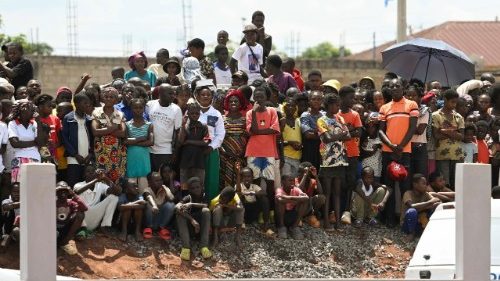 Tra le strade polverose di Saurimo, la calca della gente per dire "bem-vindo" al Papa
