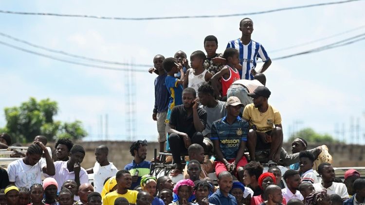Un gruppo di giovani per le strade di Saurimo
