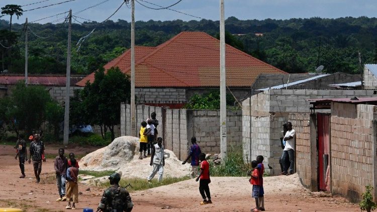 Alcuni ragazzi per strada