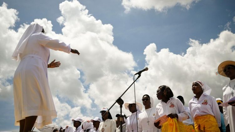 Il coro che ha animato la Messa del Papa nella spianata di Saurimo. 