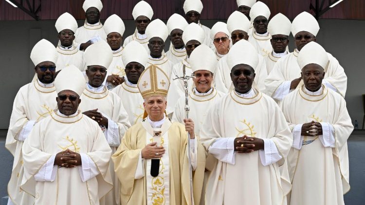 Đức Th&aacute;nh Cha chủ sự Th&aacute;nh lễ tại Quảng trường Saurimo (Angola)