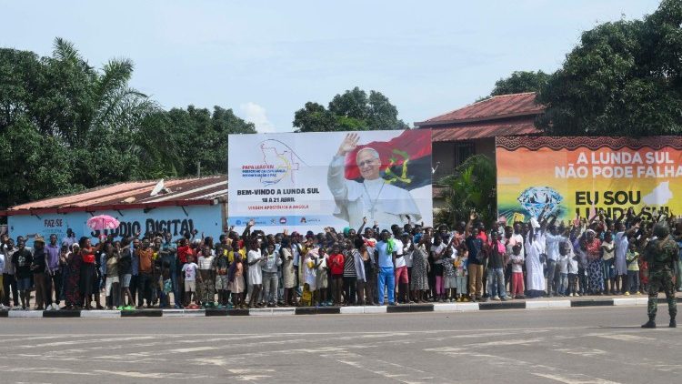 Furaha ya watoto nchini Angola kumpokea Papa Leo XIV