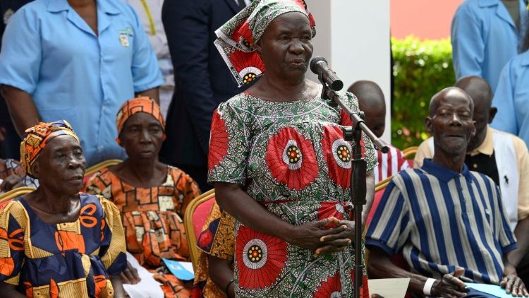 Mama akitoa ushuhuda wa huduma ya upendo mbele ya Papa Leo XIV