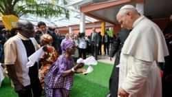 Papa aliptembelea kituo cha kukaribisha wazee huko Angola 