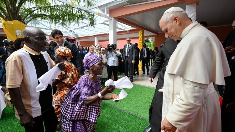 Papa aliptembelea kituo cha kukaribisha wazee huko Angola 