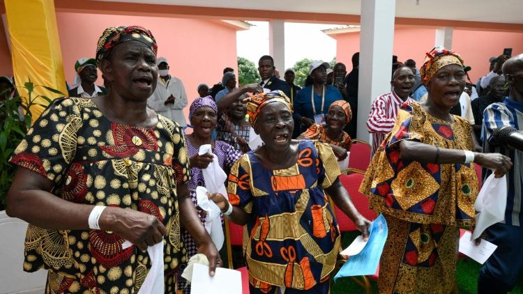 Le degenti accolgono il Papa