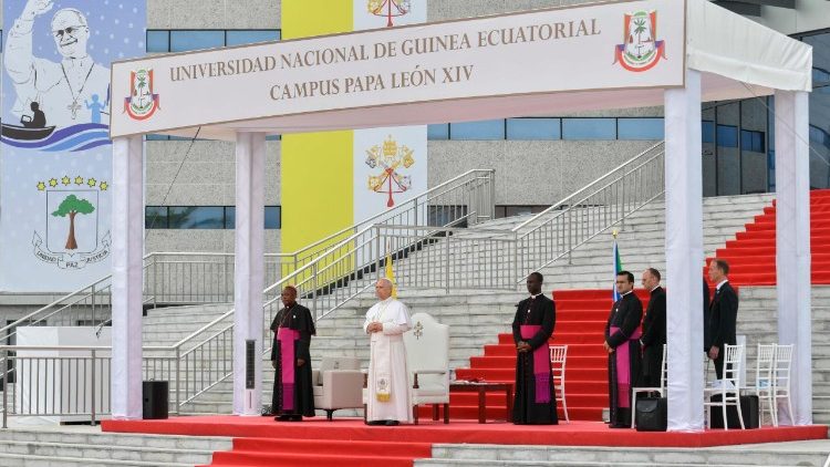 Lev XIV. na univerzitním kampusu nesoucím jeho jméno v Malabu, 21. dubna 2026