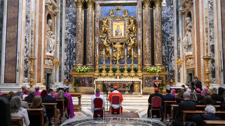 A ora&ccedil;&atilde;o do Ter&ccedil;o diante do &iacute;cone mariano amado por Francisco